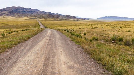 Piste dans la steppe